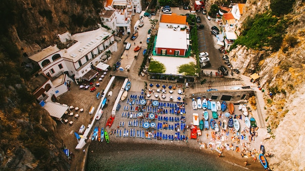 Vista aérea de vacaciones italianas isla capri con hermosa naturaleza