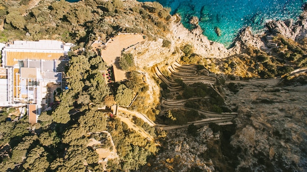 Vista aérea de vacaciones italianas isla capri con hermosa naturaleza