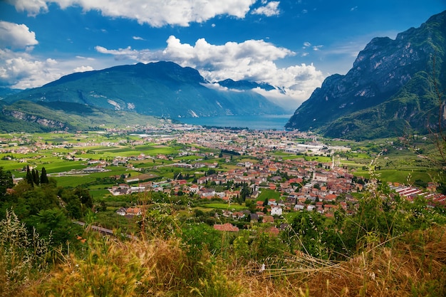 Vista aérea del valle de Riva del Garda, las montañas y el lago de Garda, Trentino, Italia