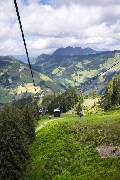 Foto vista aérea del valle de saalbachhinterglemm desde el teleférico de schattberg