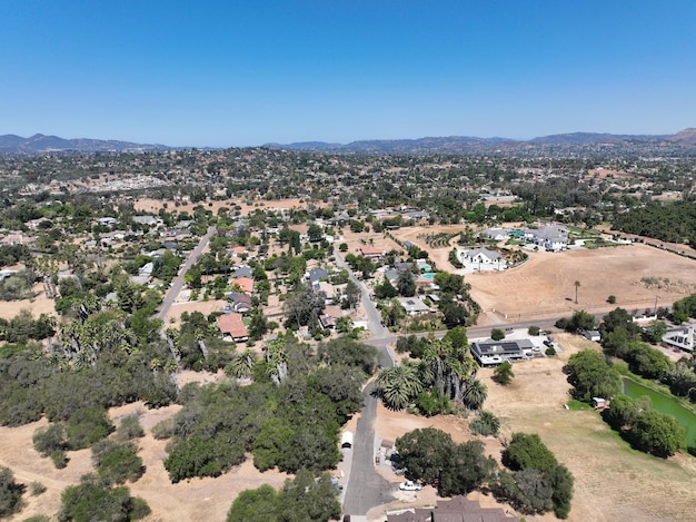 Vista aérea del valle seco y la tierra con casas y granero en Escondido, San Diego, California