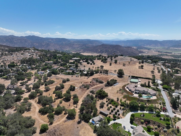 Vista aérea del valle seco y la tierra con casas y granero en Escondido, San Diego, California