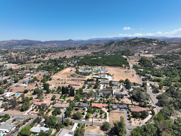 Vista aérea del valle seco y la tierra con casas y granero en Escondido, San Diego, California