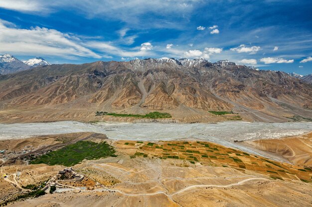 Foto vista aérea del valle de spiti y key gompa en el himalaya