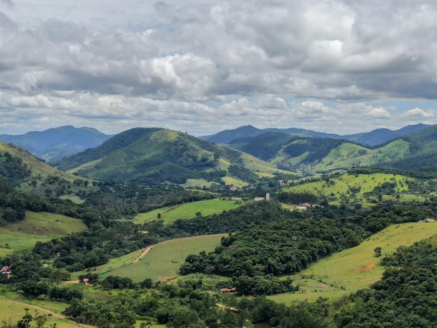 Vista aérea del valle tropical de Monte Alegre Do Sul Brasil Destino rural