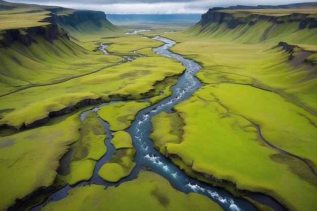 Vista aérea de un valle verde con un pequeño río en las tierras altas de Islandia