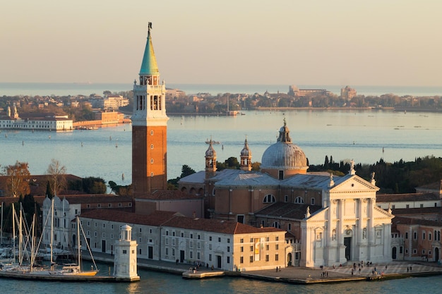 Vista aérea de Venecia al amanecer, Italia. Opinión de la iglesia de San Giorgio Maggiore. Hito italiano