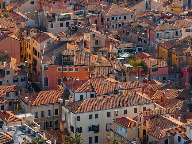 Vista aérea de Venecia cerca de la plaza de San Marcos, el puente Rialto y los estrechos canales