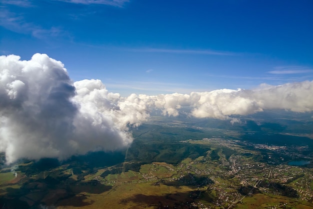 Vista aérea desde la ventana del avión a gran altura de la ciudad distante