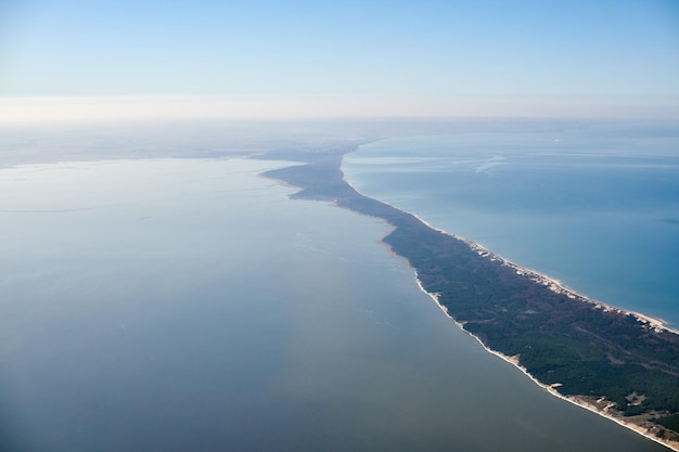 Vista aérea desde la ventana del avión hasta el istmo de Curonian en el parque nacional de Kaliningrado Oblast Rusia