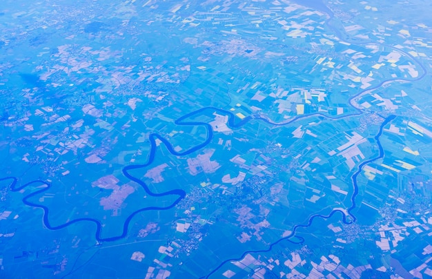 Vista aérea desde la ventana del avión sobre Reino Unido