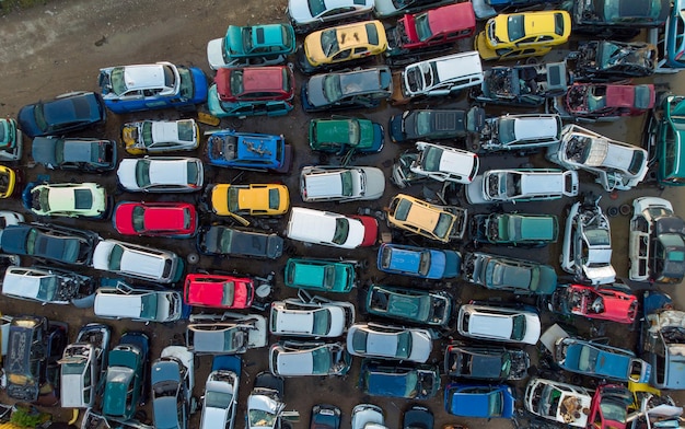 Vista aérea del vertedero de coches grandes