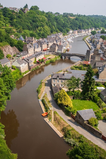 Vista aérea vertical del puerto de Dinan, Bretaña, Francia