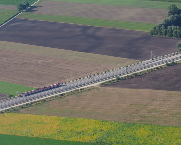 Vista aérea de las vías de la línea ferroviaria (ferrocarril)