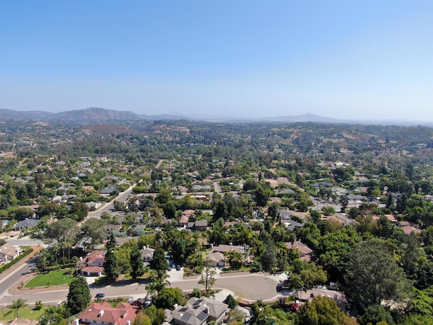 Vista aérea de una villa a gran escala en la rica ciudad residencial de Encinitas, California del Sur, Estados Unidos.