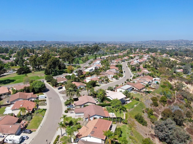 Vista aérea de una villa a gran escala en la rica ciudad residencial de Encinitas, California del Sur, Estados Unidos.