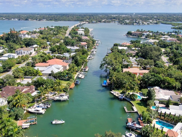 Vista aérea de villas de lujo y su barco privado en Bay Island en Sarasota Florida USA