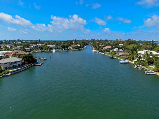 Vista aérea de villas de lujo y su barco privado en Bay Island en Sarasota Florida USA