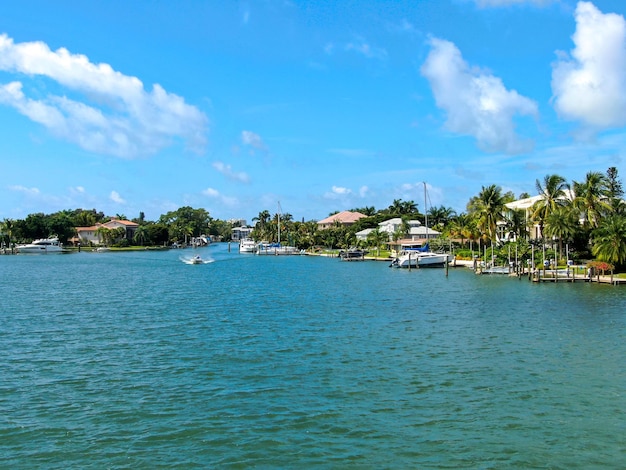 Vista aérea de villas de lujo y su barco privado en Bay Island en Sarasota Florida USA