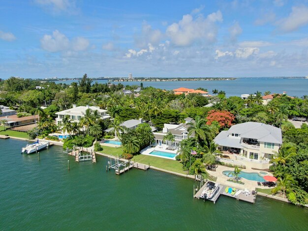 Vista aérea de villas de lujo y su barco privado en Bay Island en Sarasota Florida USA