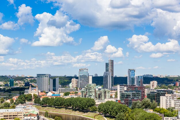 Vista aérea de Vilnius con el distrito financiero