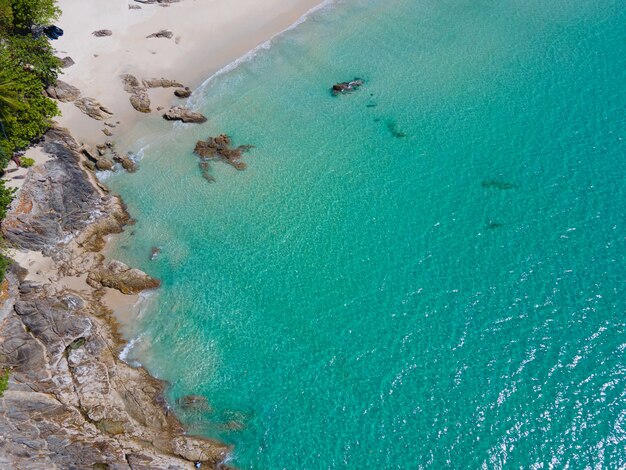 Vista aérea de la vista de arriba hacia abajo Playa tópica en un día soleado