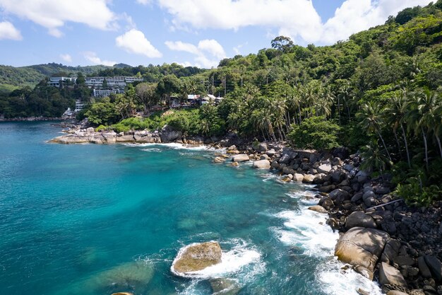 Vista aérea de la vista de la costa en la isla de phuketHermosa superficie del mar Olas increíbles paisaje marino vista a la montaña en Phuket Tailandia