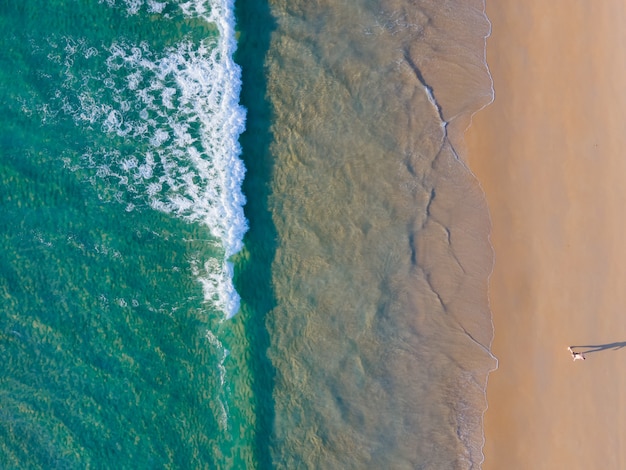 vista aérea, vista de cima para baixo, vista, câmera drone, sobre, areia, praia e, água do mar, claro, natureza, foto