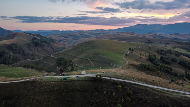 Vista aérea de la vista de la mañana con hermosas colinas en la naturaleza