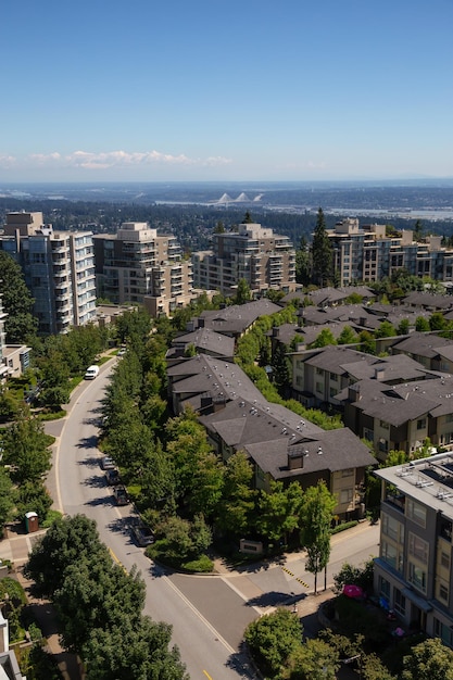 Vista aérea de viviendas y edificios en la cima de la montaña Burnaby