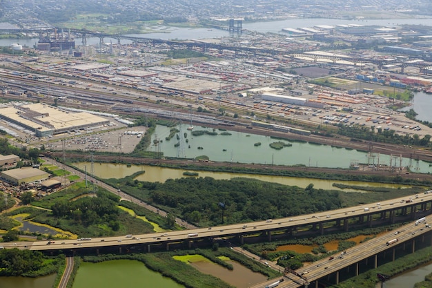 Vista aérea, voo sobre a interseção da rodovia da junção do tráfego rodoviário vista superior newark nj eua