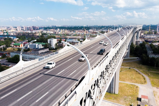 Foto vista aérea de vuelo de drones de la ciudad de la autopista hora punta atasco de tráfico pesado autopista vista aérea del tráfico de la intersección vehicular en la hora pico con automóviles en la carretera sobre el puente