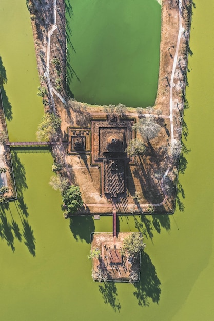 Vista aérea de Wat Sra Sri o Wat Sa Si en el parque histórico de Sukhothai en Tailandia