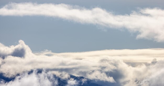 Vista aérea de White Puffy Cloudscape en British Columbia Canadá