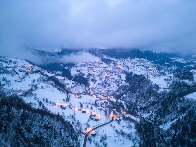 Vista aérea de Woodlands Blue Hour Día de invierno en Giresun Turquía