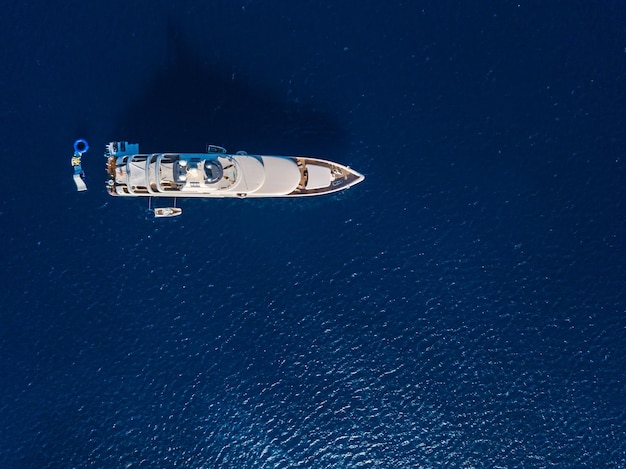 Vista aérea en yate blanco en mar azul