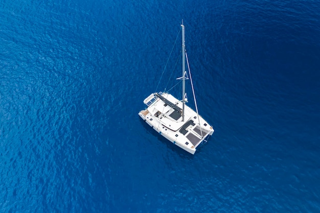 Vista aérea de un yate catamarán en el mar azul Yachting vacaciones de lujo en el mar Yachting en el Caribe