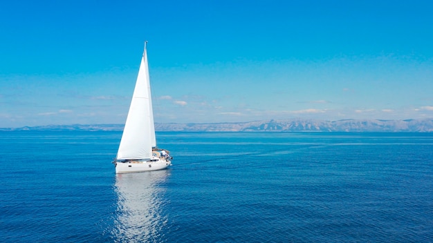 Vista aérea del yate de lujo de vela en el mar abierto en un día soleado en croacia