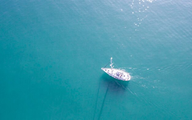 Foto vista aérea de un yate navegando en el mar