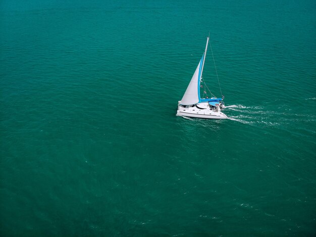 Vista aérea de un yate de vela en las aguas turquesas del mar de Andaman. Phuket. Tailandia