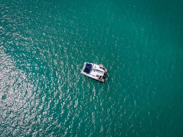 Vista aérea de un yate de vela en las aguas turquesas del mar de Andaman. Phuket. Tailandia