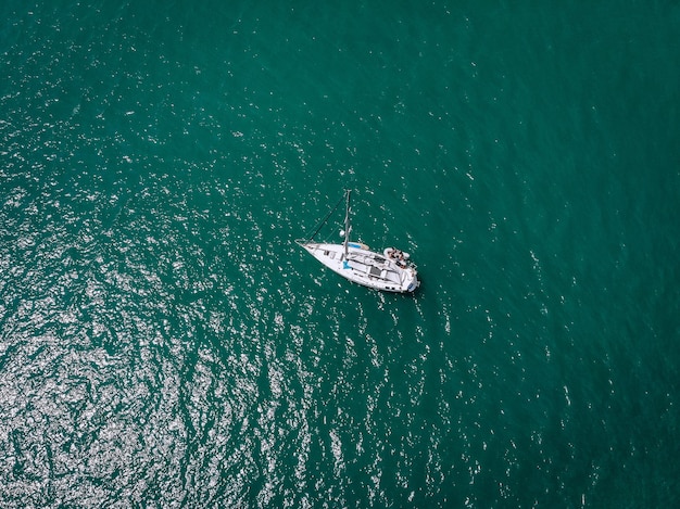 Vista aérea de un yate de vela en las aguas turquesas del mar de Andaman. Phuket. Tailandia