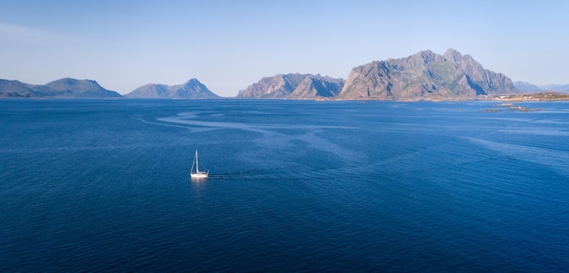 Vista aérea del yate de vela en el concepto de viaje de vacaciones de Noruega