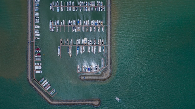 Vista aérea de yates y barcos atracados en el puerto deportivo.