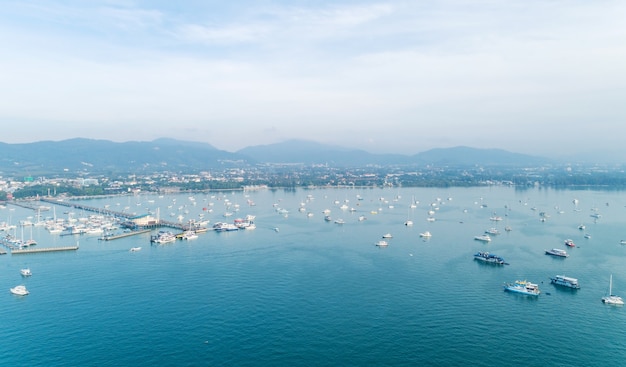 Vista aérea de yates y veleros en el puerto deportivo de la bahía de Chalong, Phuket, Tailandia