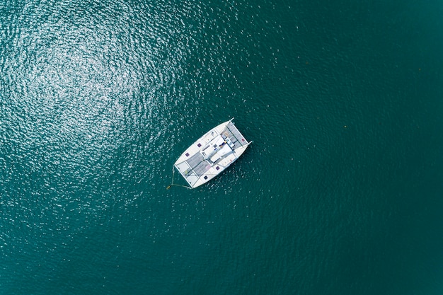 Vista aérea zangão aéreo tiro de barcos à vela no mar tropical