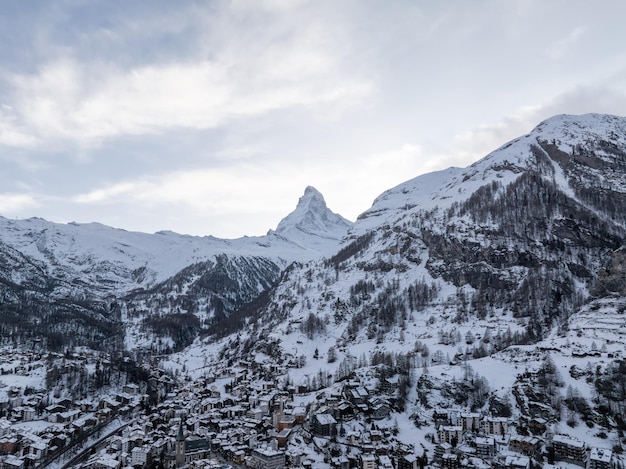 Foto vista aérea de zermatt, suiza, con el matterhorn nevado en invierno