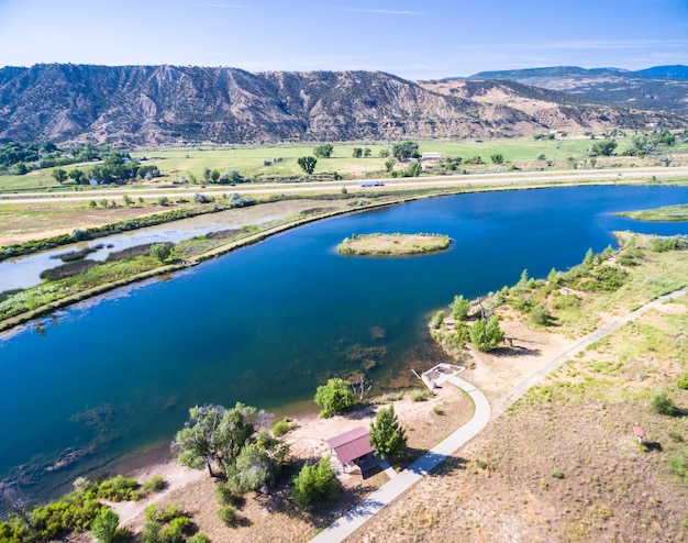 Vista aérea de la zona de descanso cerca del río Colorado en Rifle, Colorado.