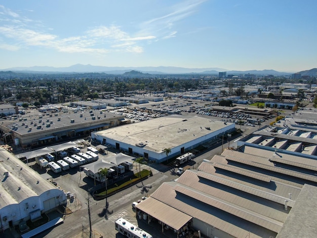 Vista aérea de la zona industrial y el almacén de almacenamiento de la empresa en Riverside, California, EE.UU.