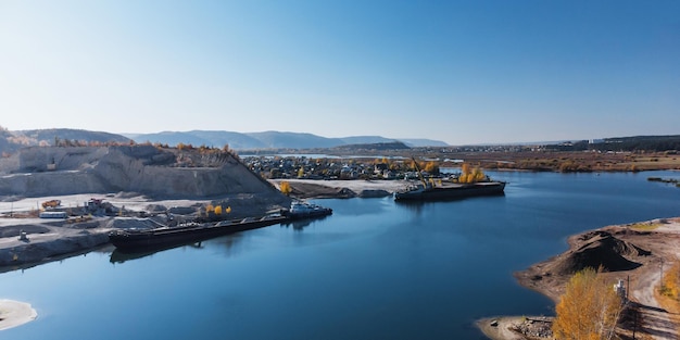 Vista aérea de la zona industrial para la extracción y carga de piedra caliza y arena.